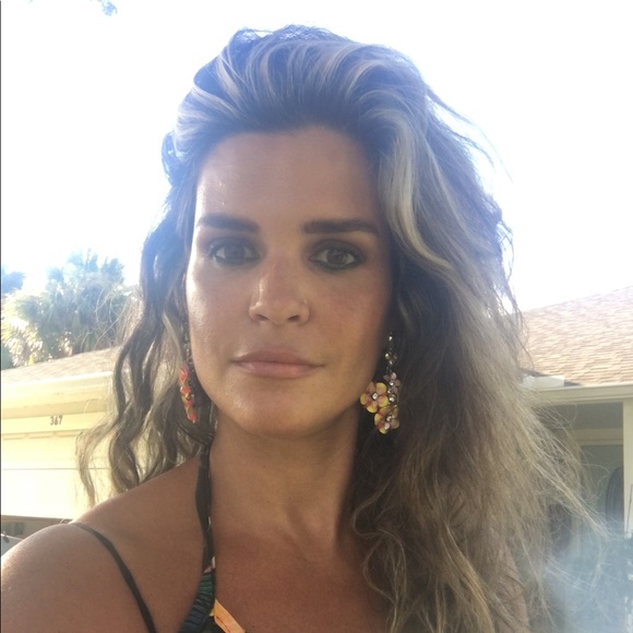 Meet your Posher, Cynira - Picture 1 of 5